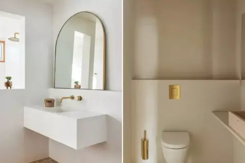 Salle de bain moderne avec lavabo flottant, miroir arche et WC suspendu. Une belle deco wc petit espace avec des touches dorées.