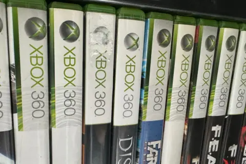 Rząd gier na Xbox 360, w tym tytuły takie jak F.E.A.R. i Far Cry. To kolekcja najlepszych gier na Xbox 360.