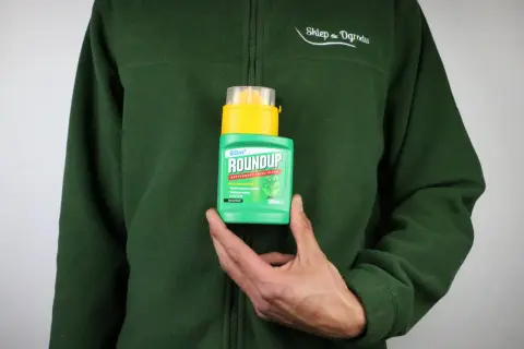 Butelka Roundup do zwalczania chwastów. Instrukcja jak rozrobic Roundup jest na opakowaniu.