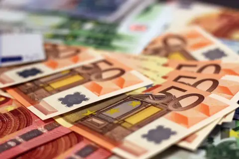 Stos banknotów euro, w tym 50 euro, idealny na kredyty w euro.