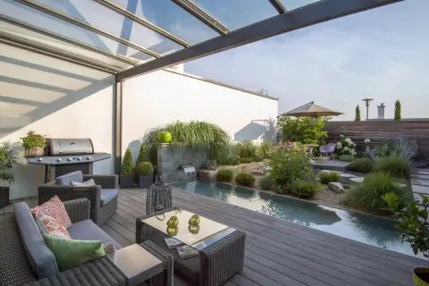 Eine moderne dachterrasse gestalten mit Lounge-Möbeln, Grill, Wasserspiel und üppiger Bepflanzung. Perfekt für entspannte Stunden.