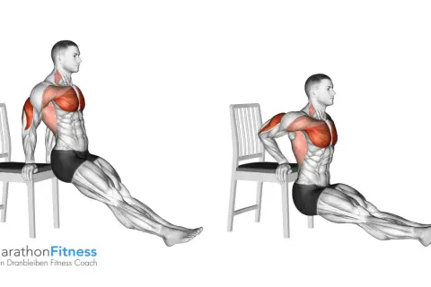 Mann macht Dips-Workout an einem Stuhl, um Brust und Trizeps zu trainieren.