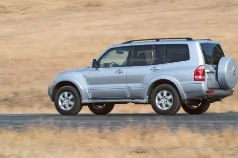 Mitsubishi Montero 3.2 DID off road, plate VM 5666, driving on a dusty road with dry grass background.