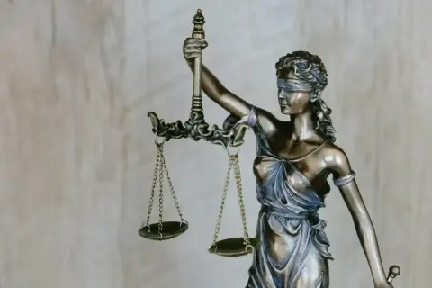 Figurka Temidy z wagą, symbol sprawiedliwości, często obecna w sprawach rodzinnych.
