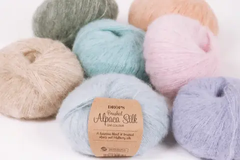 Ile włóczki DROPS Brushed Alpaca Silk potrzebujesz na sweter?