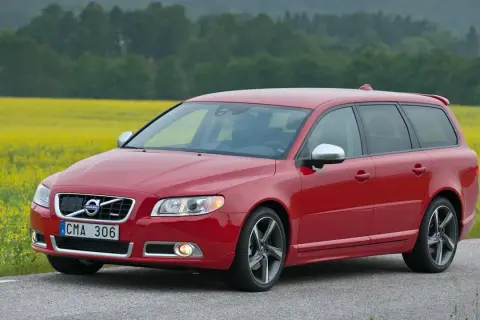 Röd Volvo V70 Momentum parkerad vid en gul rapsåker.