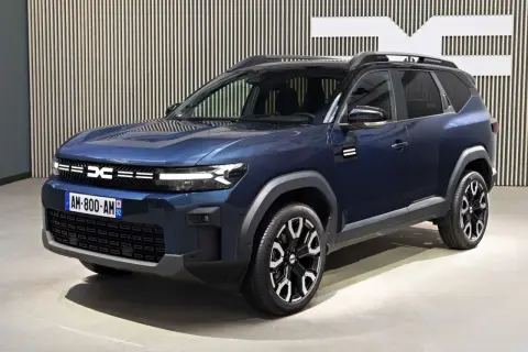 Nowy Dacia Bigster w ciemnoniebieskim kolorze, z nowoczesnym grillem i felgami. Sprawdź dacia bigster cennik i odkryj jego możliwości.