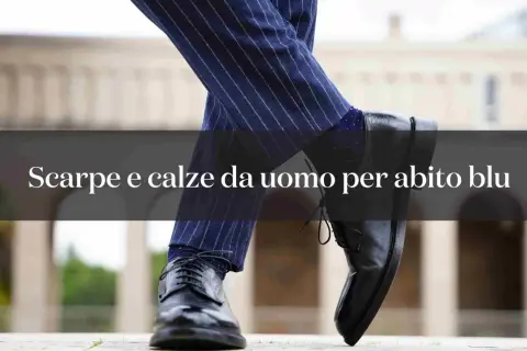 Scarpe nere lucide e calze blu a pois con un abito gessato: ecco come abbinare scarpe blu per un look impeccabile.