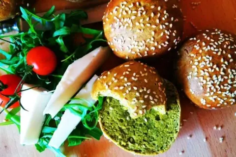 Ile piec bułki do hamburgerów, aby były idealnie chrupiące?
