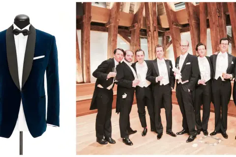 Ein blauer Samt-Sakko mit schwarzem Revers und Fliege, daneben eine Gruppe von Männern in klassischer Abendgarderobe mit Fracks und Fliegen.