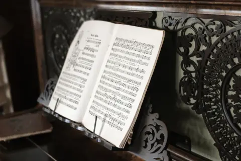 Jaki podkład muzyczny do zdjęć, by wzmocnić emocje i wspomnienia