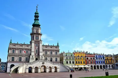 Zamość, jeden z najpiękniejszych miast w Polsce, zachwyca kolorowymi kamienicami i renesansowym ratuszem.