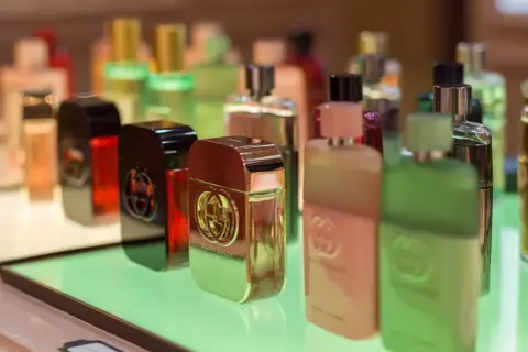 Eleganckie flakony perfum Gucci Guilty na zielonym podświetleniu. Szukasz, gdzie kupić oryginalne testery perfum? To miejsce może być odpowiedzią.