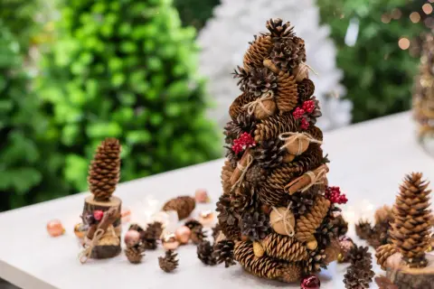 Ozdoby świąteczne z szyszek: DIY krok po kroku. Stwórz magię!