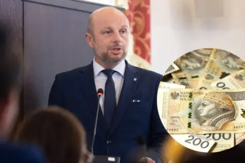 Mężczyzna w garniturze przemawia, obok okrągły fragment z polskimi banknotami 200 zł.