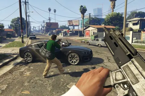 Gracz celuje z broni w ulicę Los Santos, zastanawiając się, ile trwa fabuła GTA 5.
