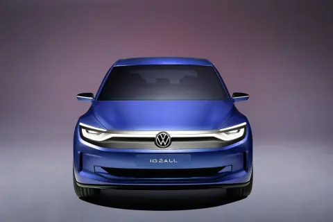 Niebieski Volkswagen ID.2ALL, jeden z nowych modeli marki, prezentuje futurystyczny design z charakterystycznym oświetleniem LED.
