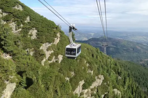 Kolejka linowa z Kasprowego na Giewont pnie się po stromych, zalesionych zboczach Tatr.