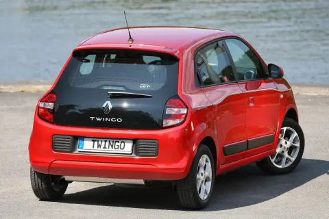 Czerwone renault twingo 3 z czarną klapą bagażnika stoi nad jeziorem.