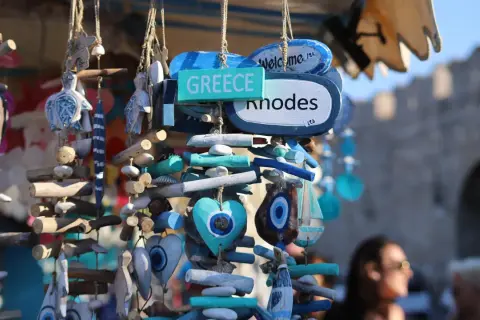 Wisiorki z motywem oka proroka i serc, ozdoby z drewna i muszli, pamiątki z Grecji, Rodos.