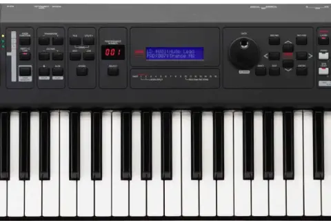 Yamaha MX49 Synthesizer mit 49 Tasten, Reglern und einem Display, bereit für musikalische Kreationen.