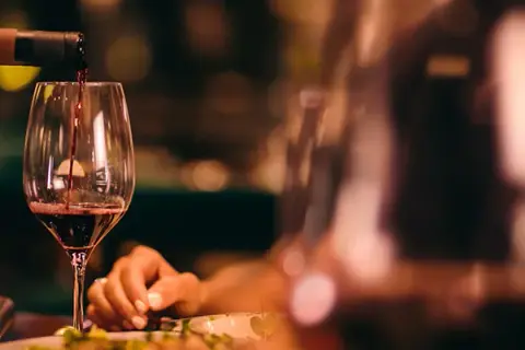 Czy można sprzedawać wino własnej produkcji? Poznaj ważne przepisy