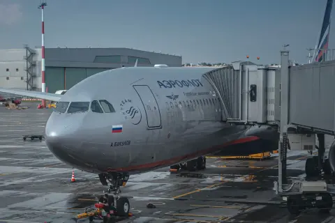 Samolot Aeroflotu przy rękawie na lotnisku w Moskwie.