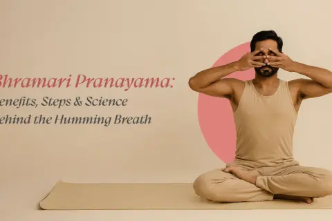 Mann in Meditationshaltung, Augen mit Händen bedeckt, praktiziert Bhramari Pranayama, die summende Atemübung.