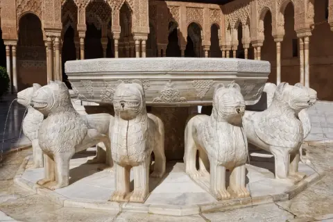 La Fuente de los Leones de la Alhambra tiene doce leones de mármol que vierten agua.
