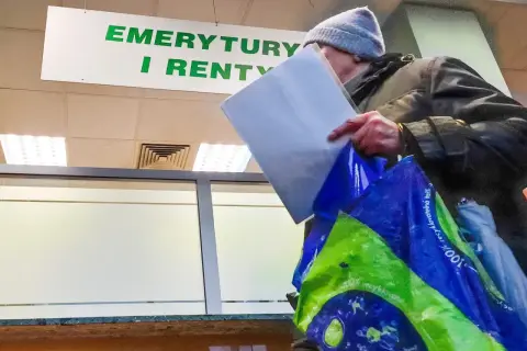 Świadczenie pielęgnacyjne a emerytura: ZUS wlicza, ale z haczykiem