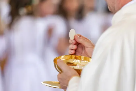 Jak przyjmować komunię świętą? Poznaj zasady i najważniejsze etykiety