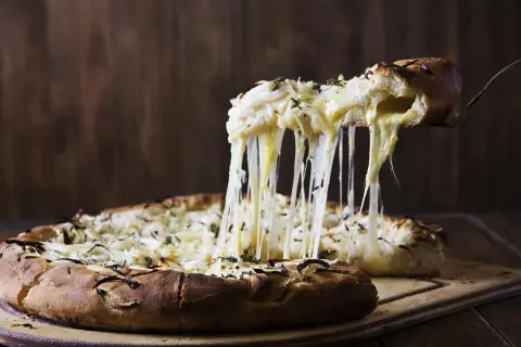 Jakie sery do pizzy 4 sery? Odkryj najlepsze smaki i połączenia