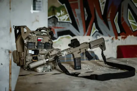 Chaleco táctico y rifle de asalto con mira holográfica, listos para la acción. El **jing gong** de la batalla se siente en el aire.
