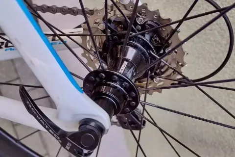 Tylne koło roweru z kasetą i czarną piastą Novatec. Zastanawiasz się, jakie koło do roweru wybrać?