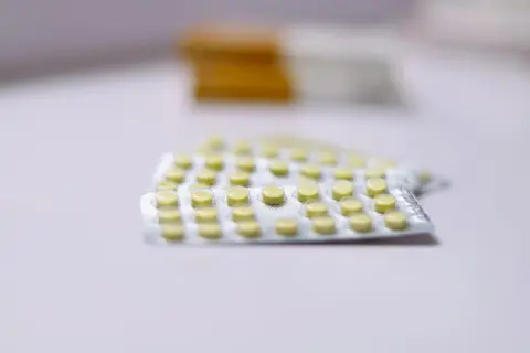 Blisterverpakkingen met gele pillen, mogelijk een alternatief voor Ritalin.