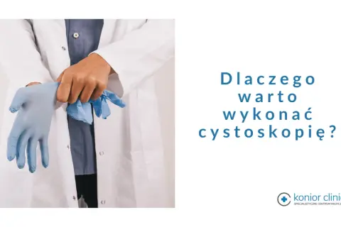 Lekarz zakłada rękawiczki przed wykonaniem cystoskopii. Dowiedz się, dlaczego warto wykonać to badanie.