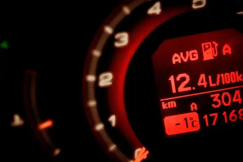 Wyświetlacz pokazuje, jak obliczyć ile auto pali: średnie spalanie 12.4L/100km. Widoczny też dystans i temperatura.