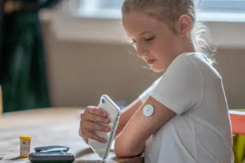 Jak żyć z cukrzycą u dziecka - praktyczne porady i wsparcie emocjonalne