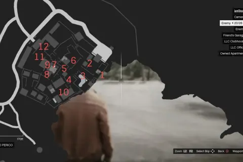 Mapa Cayo Perico z zaznaczonymi punktami. Gracz planuje infiltrację, omijając wrogów i kamery.