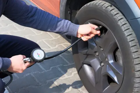 Ile powietrza w oponach? Sprawdź, oszczędź i jedź bezpiecznie!
