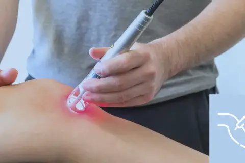 Un terapista applica un laser su un ginocchio. Scopri i laserterapia costi per il tuo benessere.