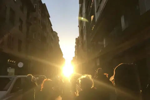El sol del solsticio de invierno ilumina Zaragoza, creando un espectáculo de luz entre los edificios.