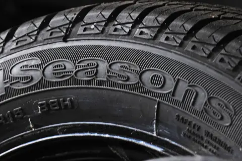 Zbliżenie na oponę całoroczną z napisem "4Seasons" i oznaczeniem 205/55R16 88H.