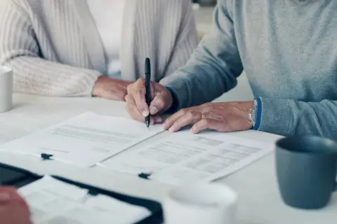 Para omówiła, kto ponosi koszty zniesienia współwłasności, podpisując dokumenty.