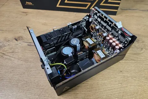 Wnętrze zasilacza komputerowego MEG. Zastanawiasz się, jaki zasilacz do komputera wybrać? Ten model ma moc 1600W.