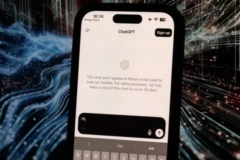 Na ekranie telefonu widać interfejs aplikacji ChatGPT. Użytkownik pisze "Hi," przygotowując się do rozmowy z AI, być może w wersji chat gpt pro.