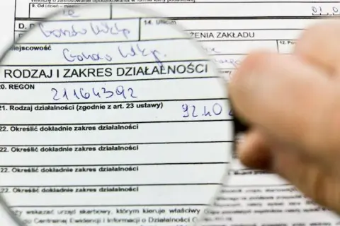 Pod lupą formularz podatkowy, gdzie wpisano dane dotyczące działalności gospodarczej. Może to być związane z wyborem formy opodatkowania, np. podatek liniowy.