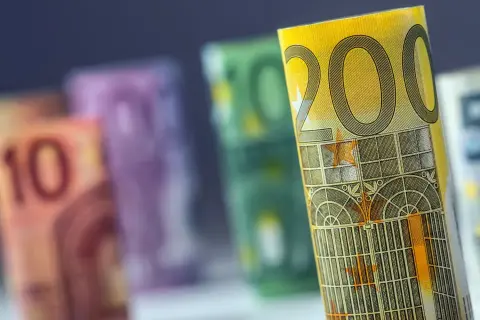 Euro to waluta w Austrii. Widoczne banknoty o nominałach 5, 10, 50, 100 i 200 euro.