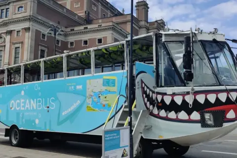 Amfibiebuss Oceanbus i Stockholm, redo för en tur på land och vatten med sitt haj-inspirerade utseende.