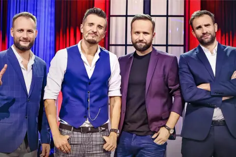 Czterech panów z kabaret skeczów męczących skład pozuje do zdjęcia.
